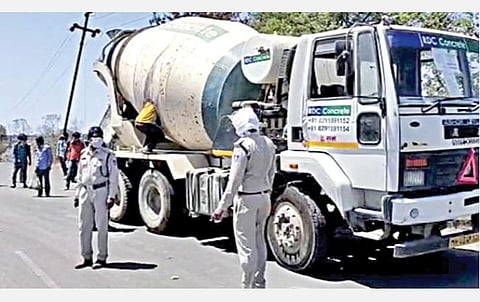 மத்திய பிரதேசத்தில் இருந்து உத்தரபிரதேசம் செல்வதற்காக வெளிமாநிலத் தொழிலாளர்கள் வந்த கான்க்ரீட் லாரி.