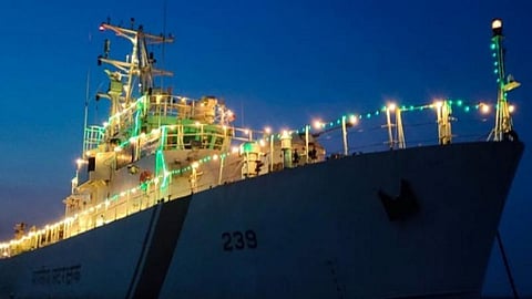 கரோனா போராளிகளுக்கு நன்றி: நடுக்கடலில் சிக்னல் வெடி வெடித்த கடலோர காவல்படையினர்