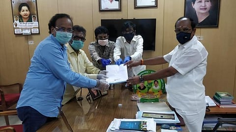 திரைத்துறைக்கு நிபந்தனையுடன் அனுமதி: அமைச்சர் கடம்பூர் ராஜூவை நேரில் சந்தித்து தயாரிப்பாளர்கள் வேண்டுகோள்