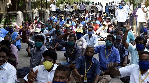 தர்ணாவில் ஈடுபட்ட ஊழியர்கள். படம் | எம். சாம்ராஜ்.