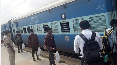 தொழிலாளர்களை அனுப்பும் மாநிலம் மொத்த ரயில் கட்டணத்தை செலுத்த வேண்டும், மாநிலங்கள் எப்படி வேண்டுமானாலும் அதை வசூலித்துக் கொள்ளட்டும்: ரயில்வே நிர்வாகம் கைவிரிப்பு