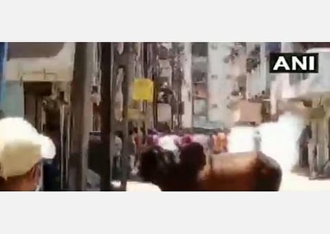 சூரத்தில் புலம்பெயர் தொழிலாளர்கள் ஆர்ப்பாட்டம்; போலீஸ் தடியடி - கண்ணீர்ப்புகை வீச்சு