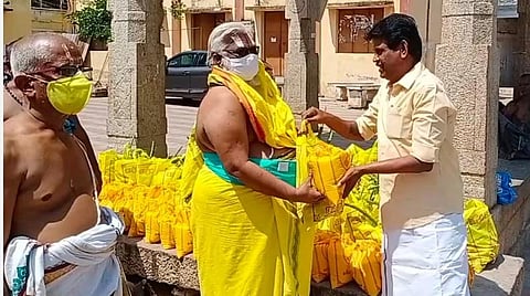 கோயில் அர்ச்சகர்களுக்கு கரோனா நிவாரணம்: மதுரை திமுக சார்பில் வழங்கப்பட்டது