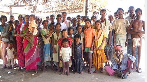 விளாங்கோம்பை கிராம மக்கள்.