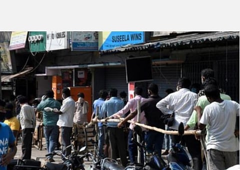 நாட்டில் மதுபானக் கடைகள் திறப்பால் சமூக விலகல் உடைகிறது: உ.பி.யில் மட்டும் 26,000 கடைகள் திறப்பு -நீண்ட வரிசையில் மதுப்பிரியர்கள்