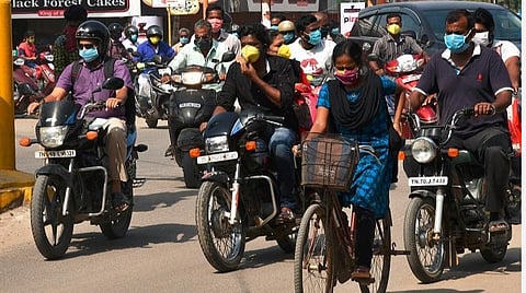 கடைகள் திறப்பு, சாலைகளில் அணிவகுத்த வாகனங்கள்: திடீரென சகஜ நிலைக்குத் திரும்பிய தூத்துக்குடி- போலீஸார் உஷாரானதால் மீண்டும் கட்டுக்குள் வந்தது