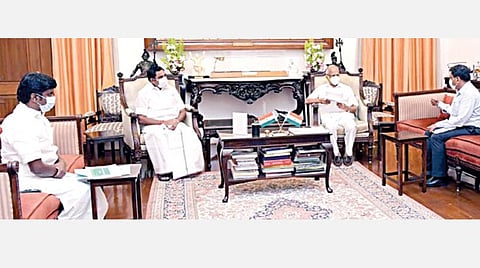 ஆளுநர் பன்வாரிலால் புரோஹித்தை முதல்வர் பழனிசாமி நேற்று சந்தித்து, தமிழக அரசு எடுத்து வரும் கரோனா தடுப்பு நடவடிக்கைகள் குறித்து விளக்கினார். இந்த சந்திப்பில் அமைச்சர் சி.விஜயபாஸ்கர், தலைமைச் செயலாளர் க.சண்முகம், டிஜிபி ஜே.கே.திரிபாதி, சுகாதாரத் துறை செயலாளர் பீலா ராஜேஷ் ஆகியோர் பங்கேற்றனர்.