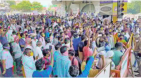 தொழிலாளர்கள் இனியும் துயரத்துக்குள்ளாகக் கூடாது!