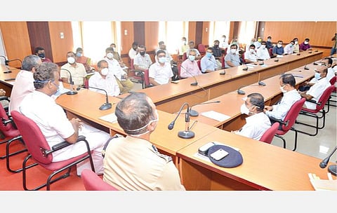 கோவை மாவட்ட ஆட்சியர் அலுவலகத்தில் நேற்று நடைபெற்ற ஆலோசனைக் கூட்டத்தில் பேசிய அமைச்சர் எஸ்.பி.வேலுமணி. அருகில், மாவட்ட ஆட்சியர் கு.ராசாமணி, காவல் ஆணையர் சுமித்சரண் உள்ளிட்டோர்.