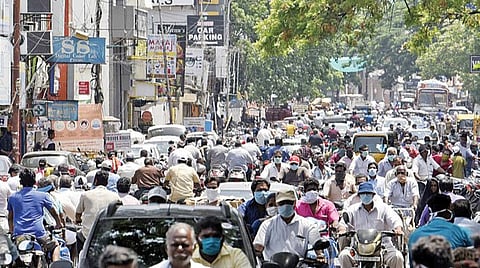 தமிழகம் முழுவதும் ஊரடங்கு தளர்வால் சாலைகளில் அதிகரித்த வாகன போக்குவரத்து- செல்போன், ஹார்டுவேர் கடைகளில் குவிந்த மக்கள்