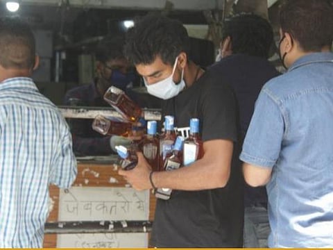 கரோனா பீதியிலும் உற்சாகம்: உ.பி.யில் ஒரே நாளில் ரூ.100 கோடிக்கு மது விற்பனை; பிற்பகலில் இருப்பு காலி; காற்றில் பறந்த சமூக விலகல்