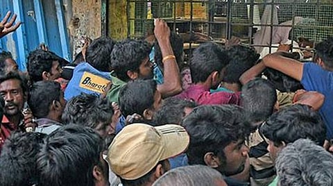 டாஸ்மாக் கடைகளை அரசு மீண்டும் திறப்பதால் திருந்திய மனநோயாளிகள் பழைய நிலைக்குத் திரும்புவார்கள்: மனநலத்துறை நிபுணர்கள் கவலை