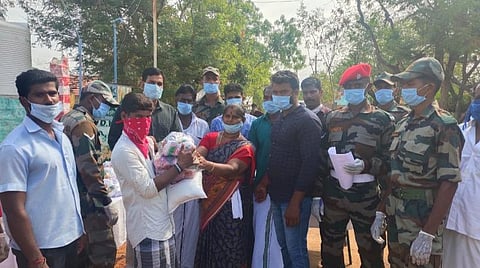 மானாமதுரை கங்கையம்மன் குடியிருப்பில் தெருக்கூத்து கலைஞர் குடும்பங்களுக்கு நிவாரணப் பொருட்களை ராணுவ வீரர்கள் வழங்கினர்.