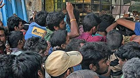 43 நாட்களுக்கு பிறகு நாளை திறக்கப்படுவதால் டாஸ்மாக் கடைகளில் டோக்கன் முறை: சமூக இடைவெளி இல்லாவிட்டால் மது கிடைக்காது