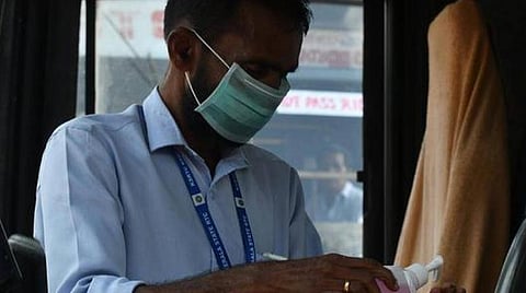 கரோனா பாதிப்பு குறைவானவர்களுக்கு வீட்டில் சிகிச்சை தர அரசு உத்தரவு: தனி கழிப்பறை, கவனித்து கொள்ள ஒருவர் இருக்க வேண்டும்