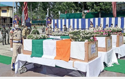 காஷ்மீரின் ஹந்த்வாரா பகுதியில் தீவிரவாதிகளுடன் நடந்த துப்பாக்கிச் சண்டையில் வீரமரணமடைந்த 3 சிஆர்பிஎப் வீரர்களின் உடல்கள் நகர் அருகே நேற்று அஞ்சலிக்காக வைக்கப்பட்டன. இந்த நிகழ்ச்சியில் ஐஜிபி விஜய் குமார் மலர் வளையம் வைத்து மரியாதை செலுத்தினார்.படம்: நிசார் அகமது