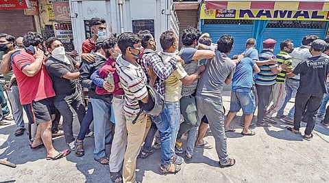 நிச்சயமின்மையுடன் போராடும் மக்களுக்கு மதுவே புகலிடமாகின்றன: நடிகை பூஜாபட் - கடைத் திறப்புக்கு பிரபலங்களின் எதிர்வினை