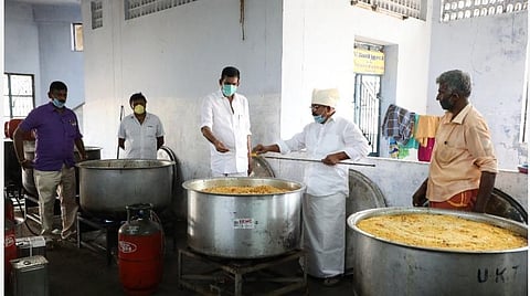 தினசரி 30 ஆயிரம் பேருக்குக் குறைவில்லாமல் இங்கே உணவு தயாரிக்கிறோம்- பொள்ளாச்சி ஜெயராமன்