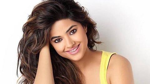 நடிகை மீரா சோப்ராவின் தந்தையை கத்தி முனையில் மிரட்டி திருட்டு