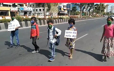 மதுக்கடைகளை திறக்க எதிர்ப்பு: முதல்வர் இல்லம் நோக்கி நடைபயணம் சென்ற 5 சிறுவர்கள்