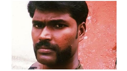 தீவிரவாதிகள் தாக்குதலில் உயிரிழந்த சிஆர்பிஎப் வீரர் உடலை சொந்த ஊருக்கு கொண்டுவருவதில் தாமதம்