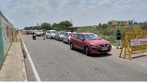 சென்னை உள்ளிட்ட பகுதிகளில் இருந்து தென் மாவட்டங்களுக்கு தினமும் படையெடுக்கும் வாகனங்கள்: முக்கிய சோதனைச்சாவடிகளில் மருத்துவக்குழு அமைக்க கோரிக்கை