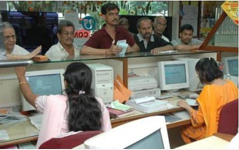 நாடு முழுவதும் ஊரடங்கு எதிரொலி: இந்தியாவில் சேவைத் துறை முற்றிலும் முடங்கியது