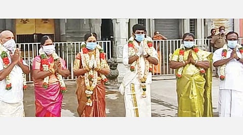 குணசீலம் பிரசன்ன வேங்கடாசலபதி பெருமாள் கோயில் வாயிலில் நேற்று சமூக இடைவெளியுடன் நடைபெற்ற அமைச்சர் எஸ்.வளர்மதியின் மகன் திருமணம்.