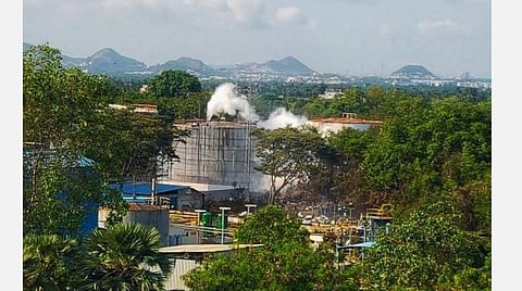 விசாகப்பட்டிணம் வாயுக்கசிவு: அதிகாலை 3 மணிக்கு அலறிய சைரன்.. கதவை உடைத்து மக்களை வெளியேற்றிய போலீஸ்- முகத்தை ஈரத்துணியால் மறைக்க அறிவுறுத்தல்-2,000 பேர் வெளியேற்றம்