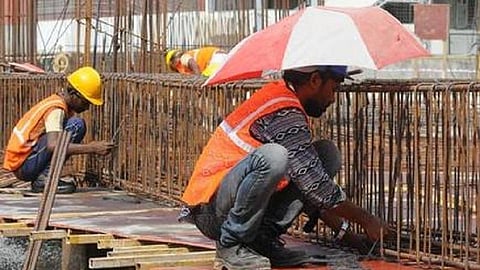 கட்டுமான தொழில் மீண்டும் முடங்கும் அபாயம்: மாவட்டம் விட்டு மாவட்டத்துக்கு பொருட்களை எடுத்துச்செல்வதை தடுக்கும் போலீஸார்