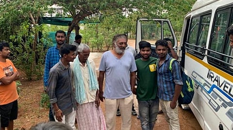 பண்ணை வீட்டில் தங்கியிருந்தவர்களைப் பாதுகாப்பாக சொந்த ஊருக்கு அனுப்பி உதவிய பிரகாஷ்ராஜ்