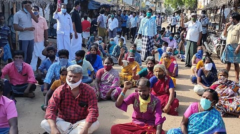 பொதுமக்கள் சாலை மறியல்.