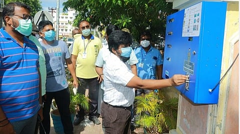 ரூ.5 காயின் போட்டால் கிடைக்கும்: தானியங்கி முகக்கவசம் விற்பனை இயந்திரம்- தூத்துக்குடியில் முதன்முறையாக அறிமுகம்