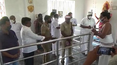 அதிமுக எம்எல்ஏவுக்கு பரிவட்டம்