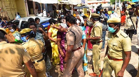 மதுரையில் டாஸ்மாக் கடையை முற்றுகையிட்ட பெண்கள் | படம்: எஸ்.கிருஷ்ணமூர்த்தி