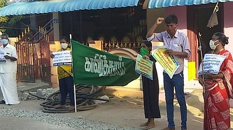 தஞ்சாவூர் மாவட்டம் சுவாமிமலையில் வீட்டின் முன்பாக ஆர்ப்பாட்டத்தில் ஈடுபட்ட காவிரி உரிமை மீட்புக் குழுவினர்.