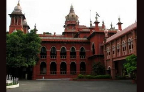 டெல்லி உள்ளிட்ட பிற மாநிலங்களில் சிக்கியுள்ளவர்களை மீட்கும் நடவடிக்கை: அரசு அறிக்கை தாக்கல் செய்ய உயர் நீதிமன்றம் உத்தரவு