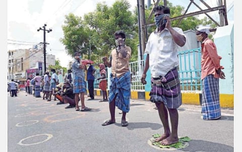 டாஸ்மாக் கடைகளில் அலைமோதிய மதுப்பிரியர்கள்: நீண்ட வரிசையில் காத்திருந்து மதுபானங்களை வாங்கி சென்றனர்