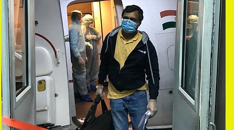 கொச்சி விமாநிலையத்துக்கு வந்த பயணிகள் : படம் | ஏஎன்ஐ.