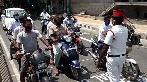 சிக்னல்களிலும் தனிமனித இடைவெளி.