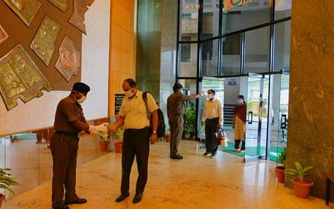 இந்துஸ்தான் ஏரோநாட்டிக்ஸ் நிறுவனத்தில் பரிசோதனைக்குப் பிறகு ஊழியர்கள் அனுமதி | படம்: ஏஎன்ஐ.