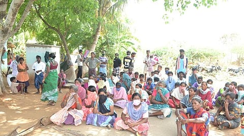 டாஸ்மாக் கடை எதிரே சாலையில் அமர்ந்து போராட்டத்தில் ஈடுபட்ட மக்கள்