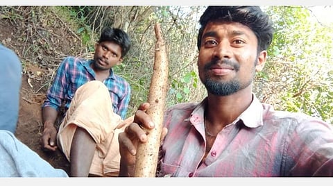 நூரே கிழங்குகளுடன் பழங்குடி இளைஞர்கள்.