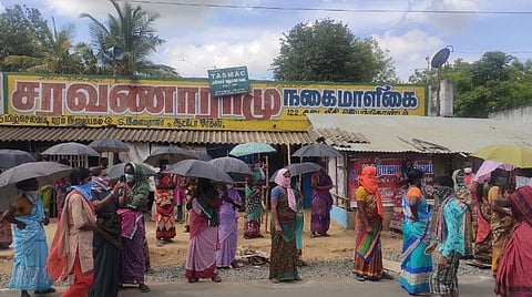 அரியலூர் மாவட்டம் கோட்டியால் டாஸ்மாக் கடையை மூடக்கோரி கூடிய பெண்கள்.