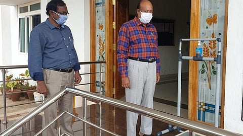 காலால் இயக்கும் கிருமினிநாசினி தெளிப்பு கருவி: காரைக்குடி பல்கலை., மாணவர்கள் உருவாக்கம்