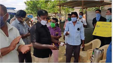 மதுக்கடைக்குப் போட்டியாக டீக்கடை: திருச்சி திமுக பிரமுகரின் நூதனப் போராட்டம்