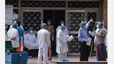 கரோனா பலி எண்ணிக்கையை குறைவாகக் காட்டுகிறதா டெல்லி அரசு? - 2 மருத்துவமனைகளின் பலி எண்ணிக்கையை விட அரசு பலி எண்ணிக்கைக் குறைவு?