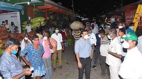 பரவை மார்க்கெட்டில் உள்ள சில கடைகளை பாத்திமா கல்லூரி மைதானத்துக்கு மாற்றுவது தொடர்பாக மாவட்ட கலெக்டர் வினய், மாநகராட்சி ஆணையாளர் விசாகனுடன் ஆய்வு நடத்தினார்.