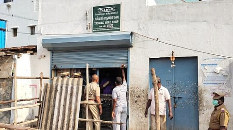 கோவை செட்டிவீதியில் திருட்டு முயற்சி நடந்த டாஸ்மாக் மதுபானக் கடை.