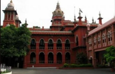 மகாராஷ்டிராவில் சட்டவிரோதமாக அடைக்கப்பட்டவர்களை மீட்கக்கோரி உயர் நீதிமன்றத்தில் ஆட்கொணர்வு மனு